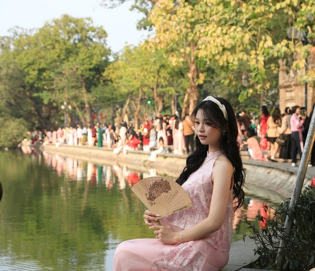 Hồ Gươm ngày đầu năm 2025: 1 mét vuông hàng chục nàng thơ diện áo dài chụp ảnh cực xinh xắn - Hình 14