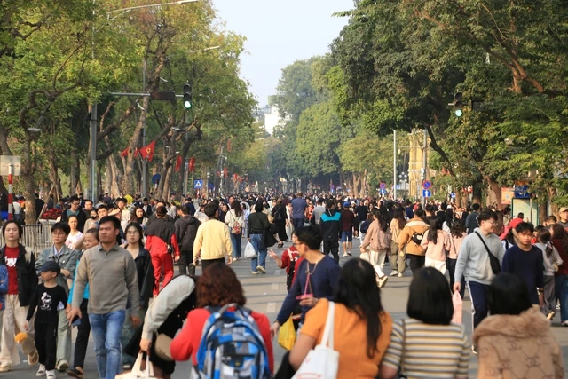 Hồ Gươm ngày đầu năm 2025: 1 mét vuông hàng chục nàng thơ diện áo dài chụp ảnh cực xinh xắn - Hình 3