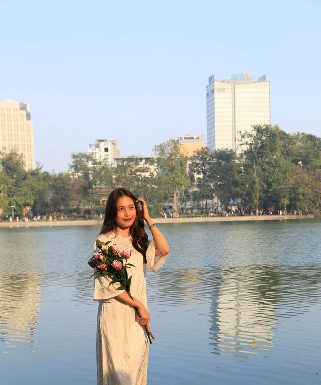 Hồ Gươm ngày đầu năm 2025: 1 mét vuông hàng chục nàng thơ diện áo dài chụp ảnh cực xinh xắn - Hình 9