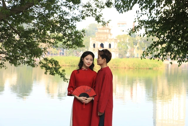 Hồ Gươm ngày đầu năm 2025: 1 mét vuông hàng chục nàng thơ diện áo dài chụp ảnh cực xinh xắn - Hình 16