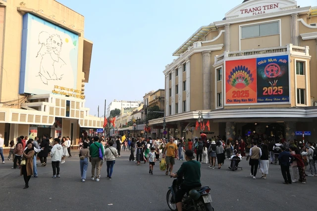 Hồ Gươm ngày đầu năm 2025: 1 mét vuông hàng chục nàng thơ diện áo dài chụp ảnh cực xinh xắn - Hình 1