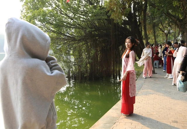 Hồ Gươm ngày đầu năm 2025: 1 mét vuông hàng chục nàng thơ diện áo dài chụp ảnh cực xinh xắn - Hình 12