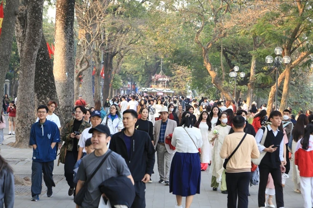Hồ Gươm ngày đầu năm 2025: 1 mét vuông hàng chục nàng thơ diện áo dài chụp ảnh cực xinh xắn - Hình 19