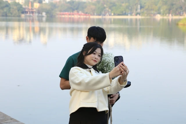 Hồ Gươm ngày đầu năm 2025: 1 mét vuông hàng chục nàng thơ diện áo dài chụp ảnh cực xinh xắn - Hình 18