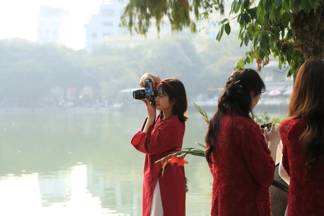 Hồ Gươm ngày đầu năm 2025: 1 mét vuông hàng chục nàng thơ diện áo dài chụp ảnh cực xinh xắn - Hình 15