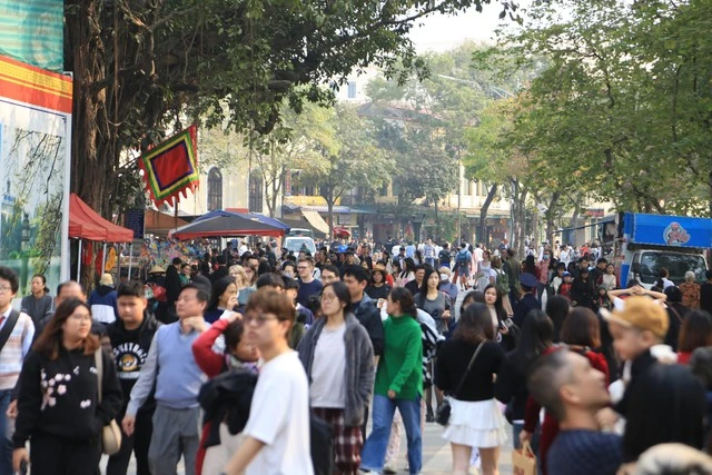 Hồ Gươm ngày đầu năm 2025: 1 mét vuông hàng chục nàng thơ diện áo dài chụp ảnh cực xinh xắn - Hình 2