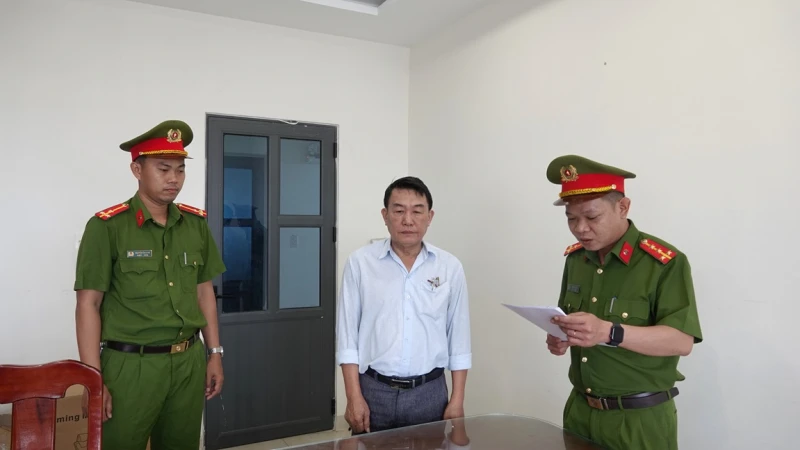 Khởi tố nguyên Chủ tịch UBND phường liên quan xác nhận cấp sổ đỏ - Hình 1
