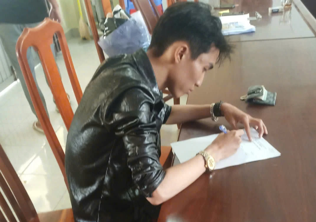 Thủ đoạn tinh vi của thanh niên ăn mặc lịch sự trộm nhiều vàng của người phụ nữ - Hình 1