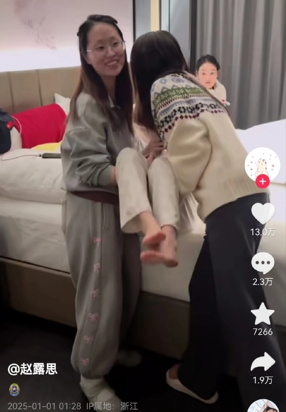 Triệu Lộ Tư lộ diện gâ.y số.c sau đột quỵ: Phải có người bế, tay không cầm nổi thìa, nhai nuốt cũng khó khăn - Hình 1