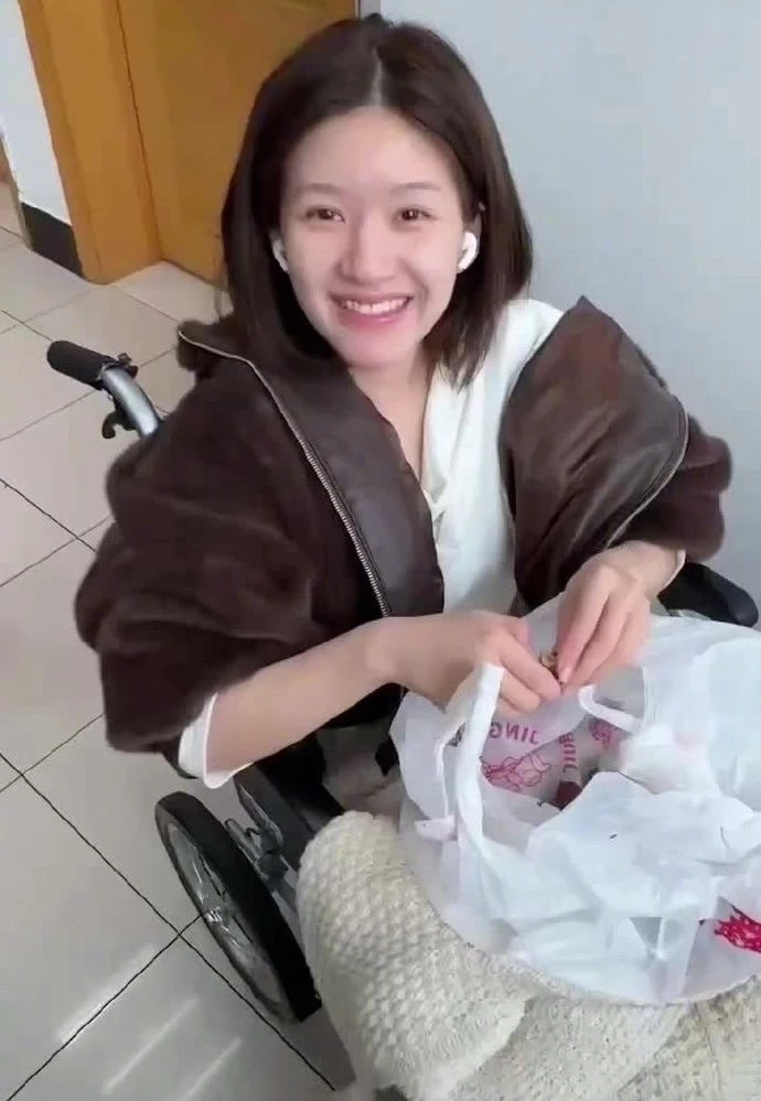 Triệu Lộ Tư lộ diện gâ.y số.c sau đột quỵ: Phải có người bế, tay không cầm nổi thìa, nhai nuốt cũng khó khăn - Hình 4