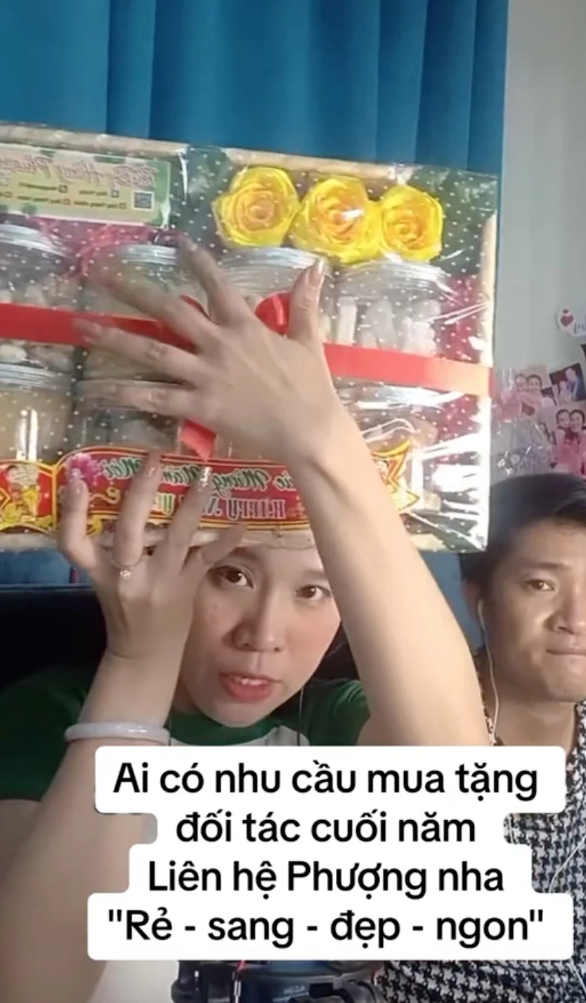 Hồng Phượng bán giỏ quà tết 450k bị nói sến, Hồng Loan đội giá 600k được khen? - Hình 2