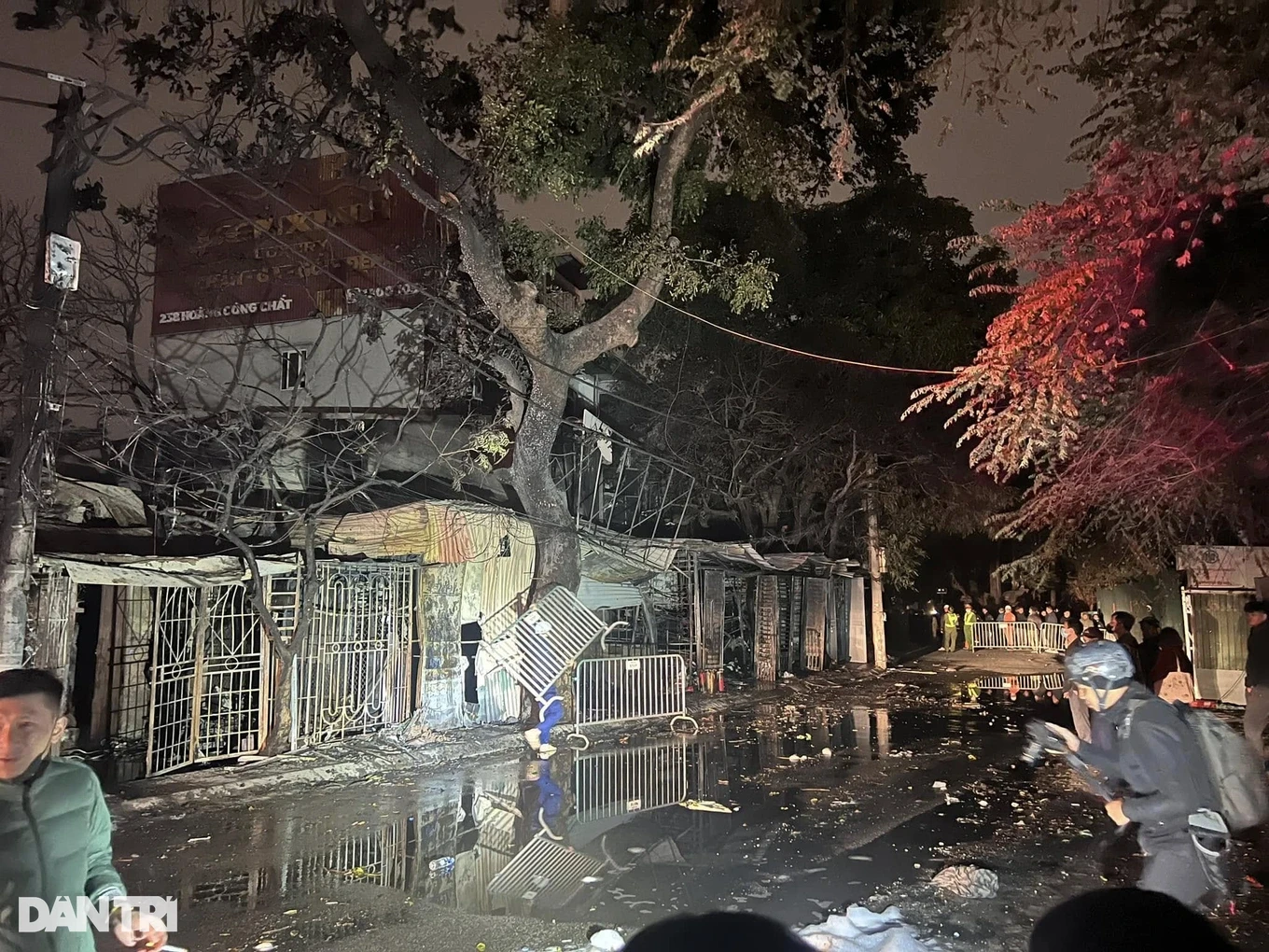 Vụ cháy Hồ Tùng Mậu - Hà Nội: Xé lòng lời kể người chứng kiến, bất lực mất trắng - Hình 1