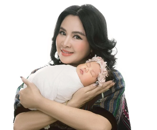Diva Thanh Lam lên chức ở tuổi U60, gia đình hạnh phúc đón thiên thần nhí - Hình 3
