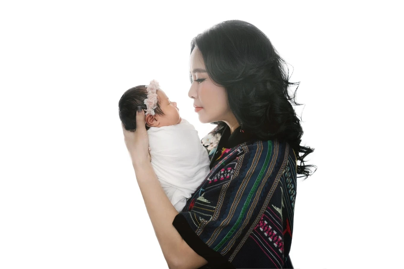 Diva Thanh Lam lên chức ở tuổi U60, gia đình hạnh phúc đón thiên thần nhí - Hình 1