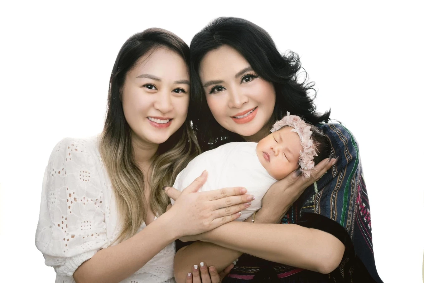 Diva Thanh Lam lên chức ở tuổi U60, gia đình hạnh phúc đón thiên thần nhí - Hình 2