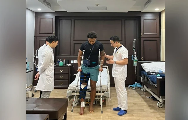 Xuân Son ẵm cúp trên giường bệnh, xúc động nói 1 câu, Thái Lan muối mặt - Hình 1