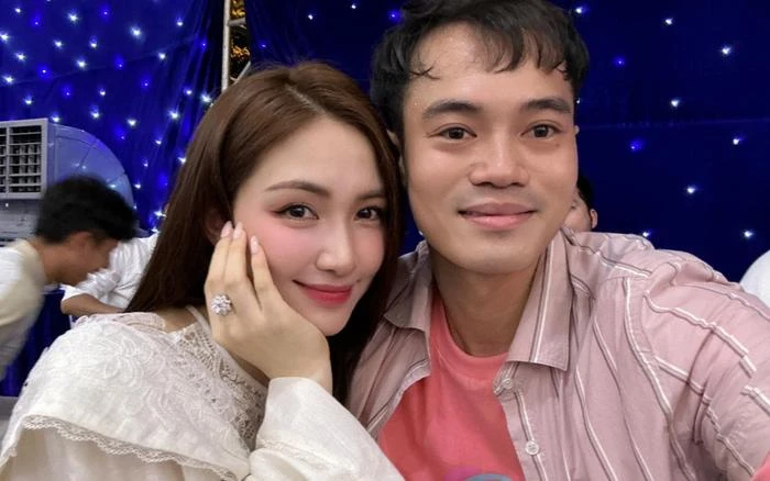 Văn Toàn nói vỏn vẹn 2 chữ khi được khuyên cưới ca sĩ Hoà Minzy? - Hình 4