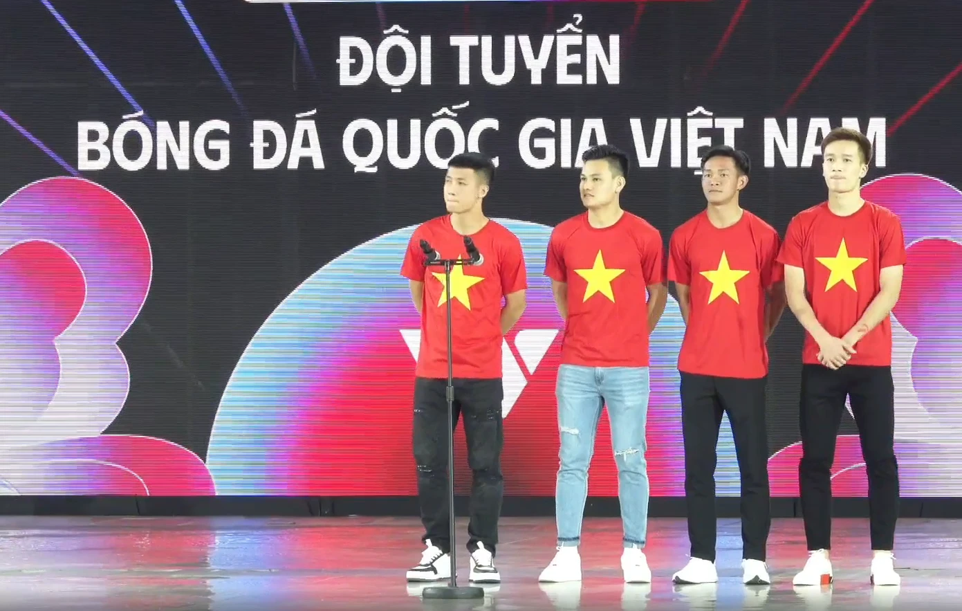 4 tuyển Việt Nam bị 1 sao nam lao vào nựng túi bụi, không ai dám can, vì sao? - Hình 7