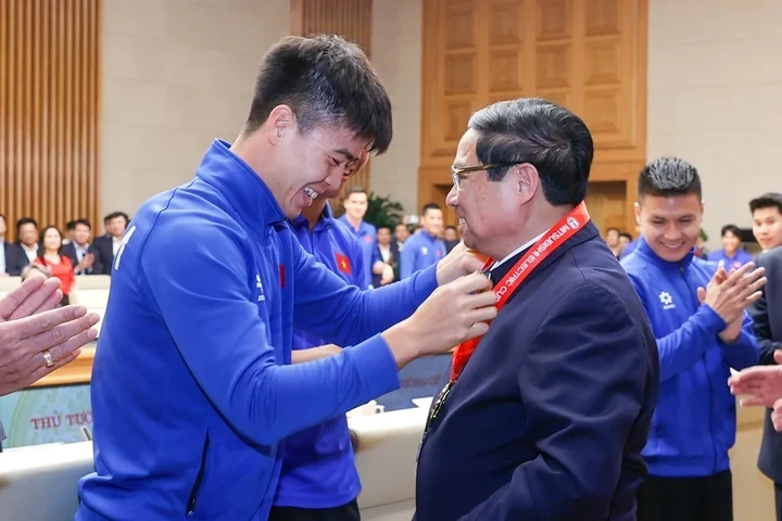 4 tuyển Việt Nam bị 1 sao nam lao vào nựng túi bụi, không ai dám can, vì sao? - Hình 9