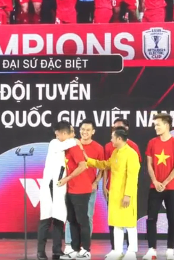 4 tuyển Việt Nam bị 1 sao nam lao vào nựng túi bụi, không ai dám can, vì sao? - Hình 3