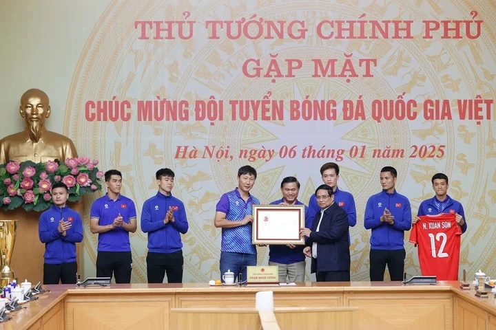 4 tuyển Việt Nam bị 1 sao nam lao vào nựng túi bụi, không ai dám can, vì sao? - Hình 8