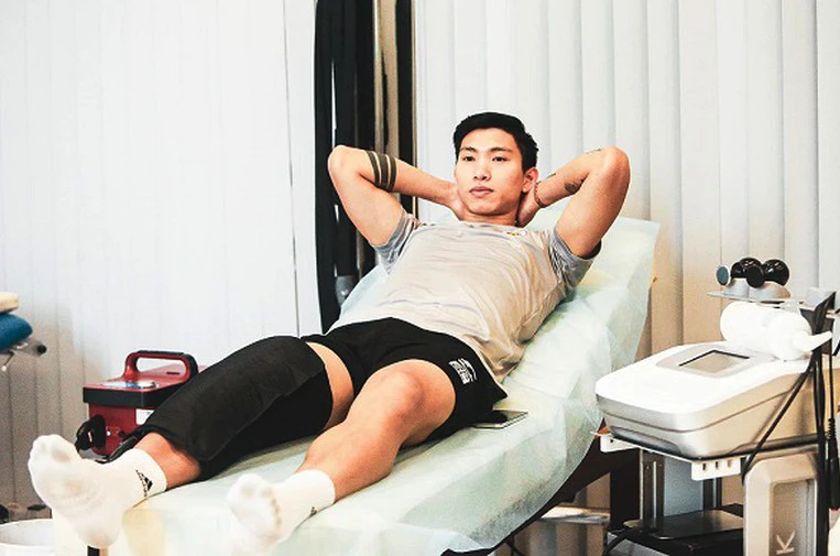 Đoàn Văn Hậu nhận hung tin, 1 bác sĩ nổi tiếng ẩn ý khó cứu, bị gạch tên? - Hình 5
