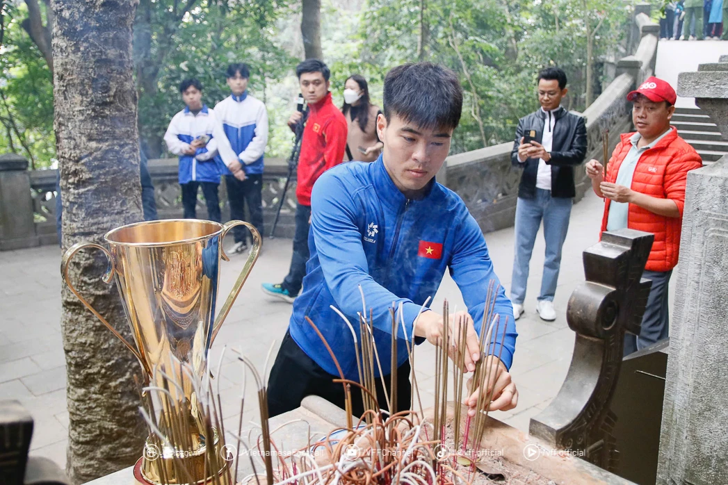 Duy Mạnh thay mặt ĐT Việt Nam đi trả lễ sau vô địch, xứng danh đội trưởng - Hình 1