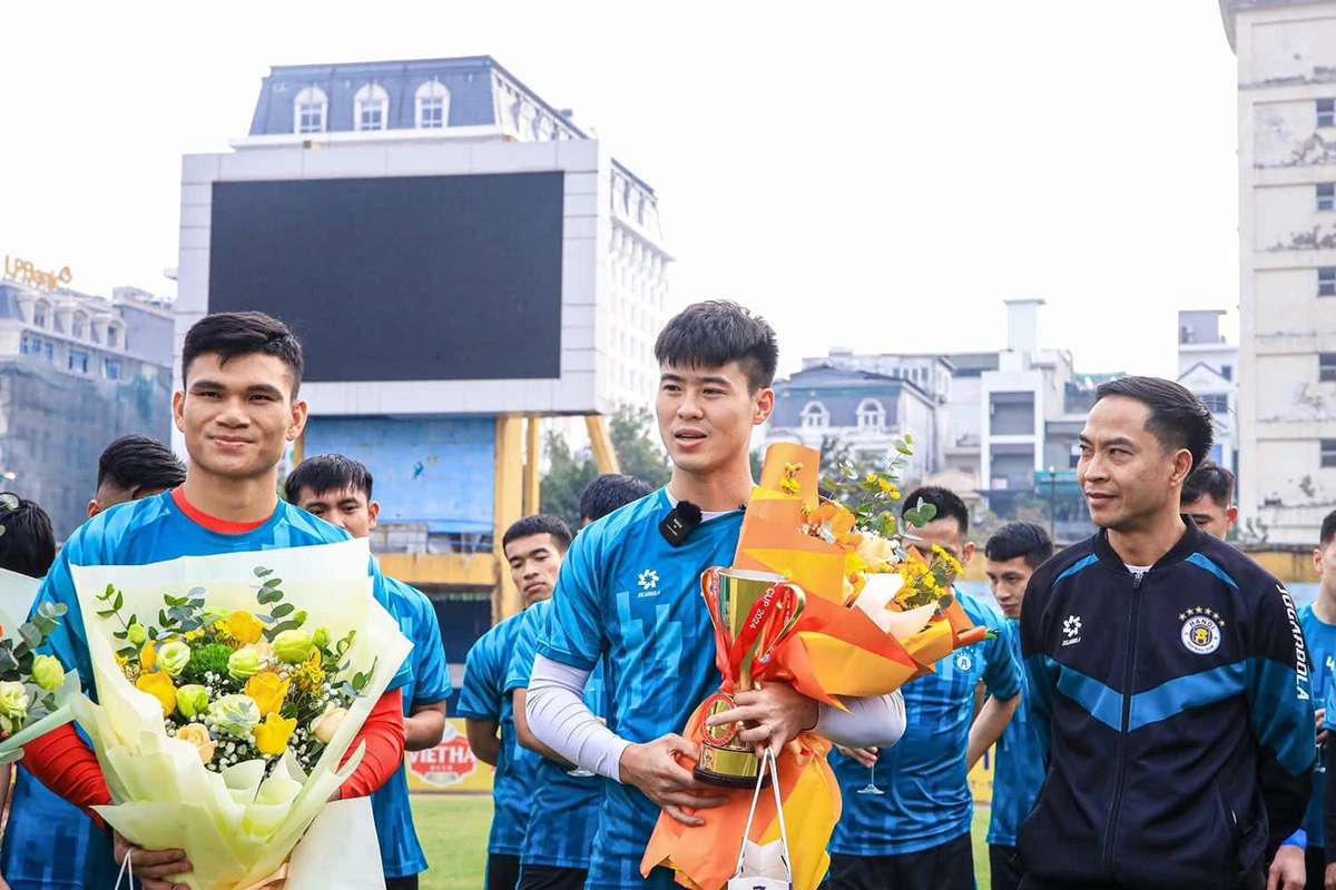 Duy Mạnh thay mặt ĐT Việt Nam đi trả lễ sau vô địch, xứng danh đội trưởng - Hình 6