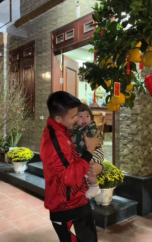 Quang Hải bị soi điểm yếu khi bế con, so kè Văn Hậu, 10 triệu fan bật ngửa? - Hình 3