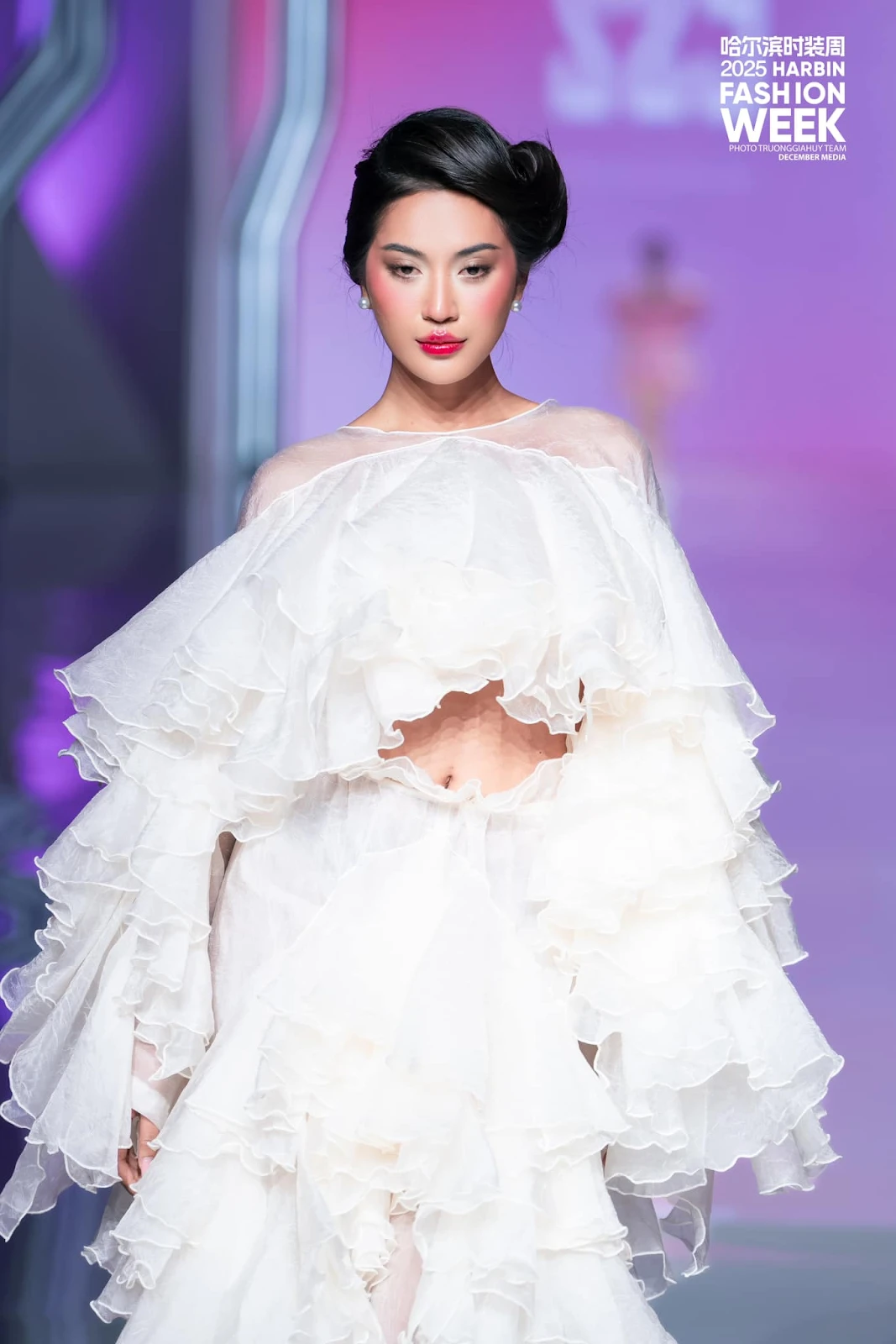 Top 2 Miss Cosmo đắt show sau đăng quang, sang Trung Quốc oanh tạc sàn runway - Hình 2