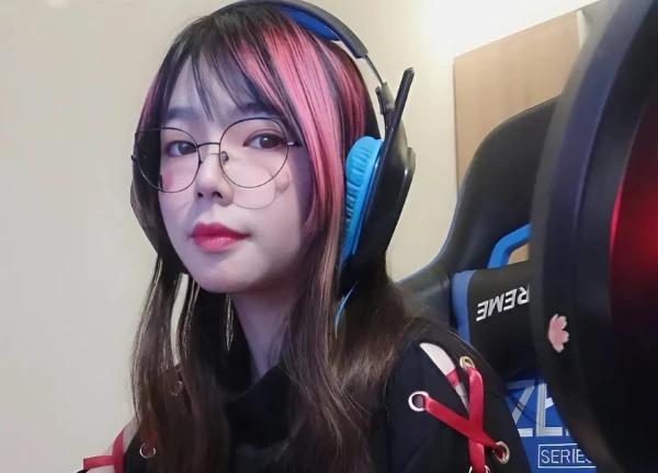 Tuổi thơ của nữ streamer triệu view Remind: Bị bỏ rơi, vùi mình vào game? - Hình 2
