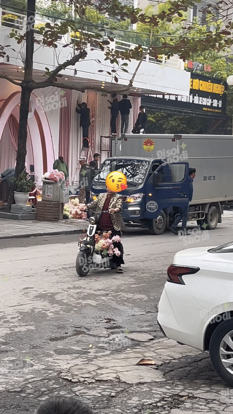 Con gái vừa về làm dâu tỷ phú, gia đình và hàng xóm Á hậu Phương Nhi tranh thủ làm 1 việc gây chú ý - Hình 3