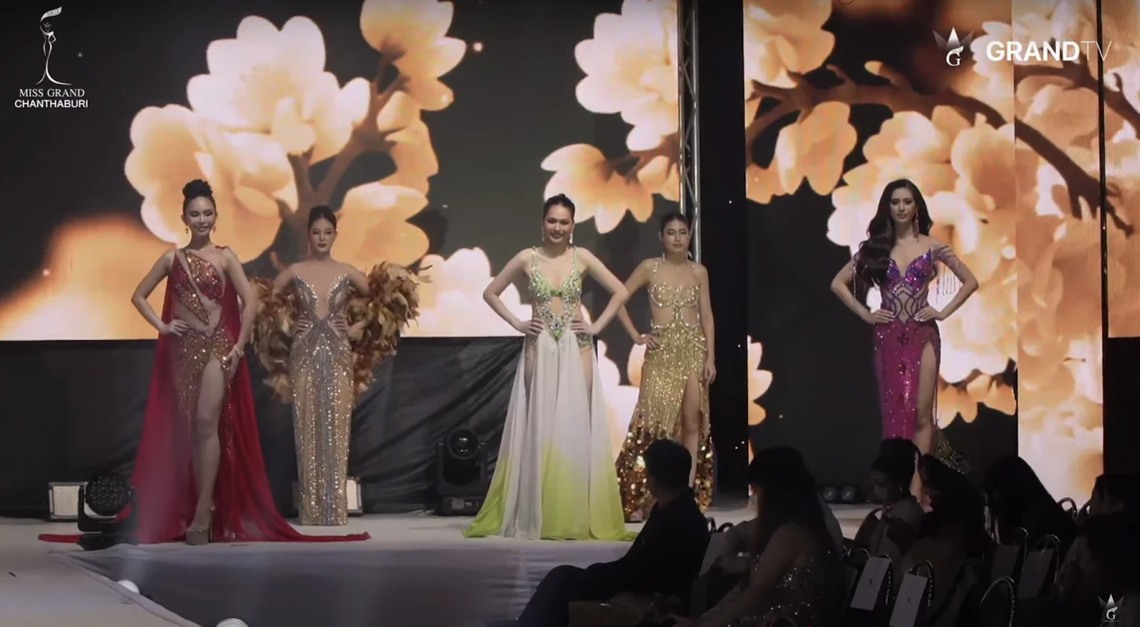 Thí sinh Miss Grand diện váy hớ hênh, lên sân khấu loạng choạng, gây nhức mắt - Hình 1