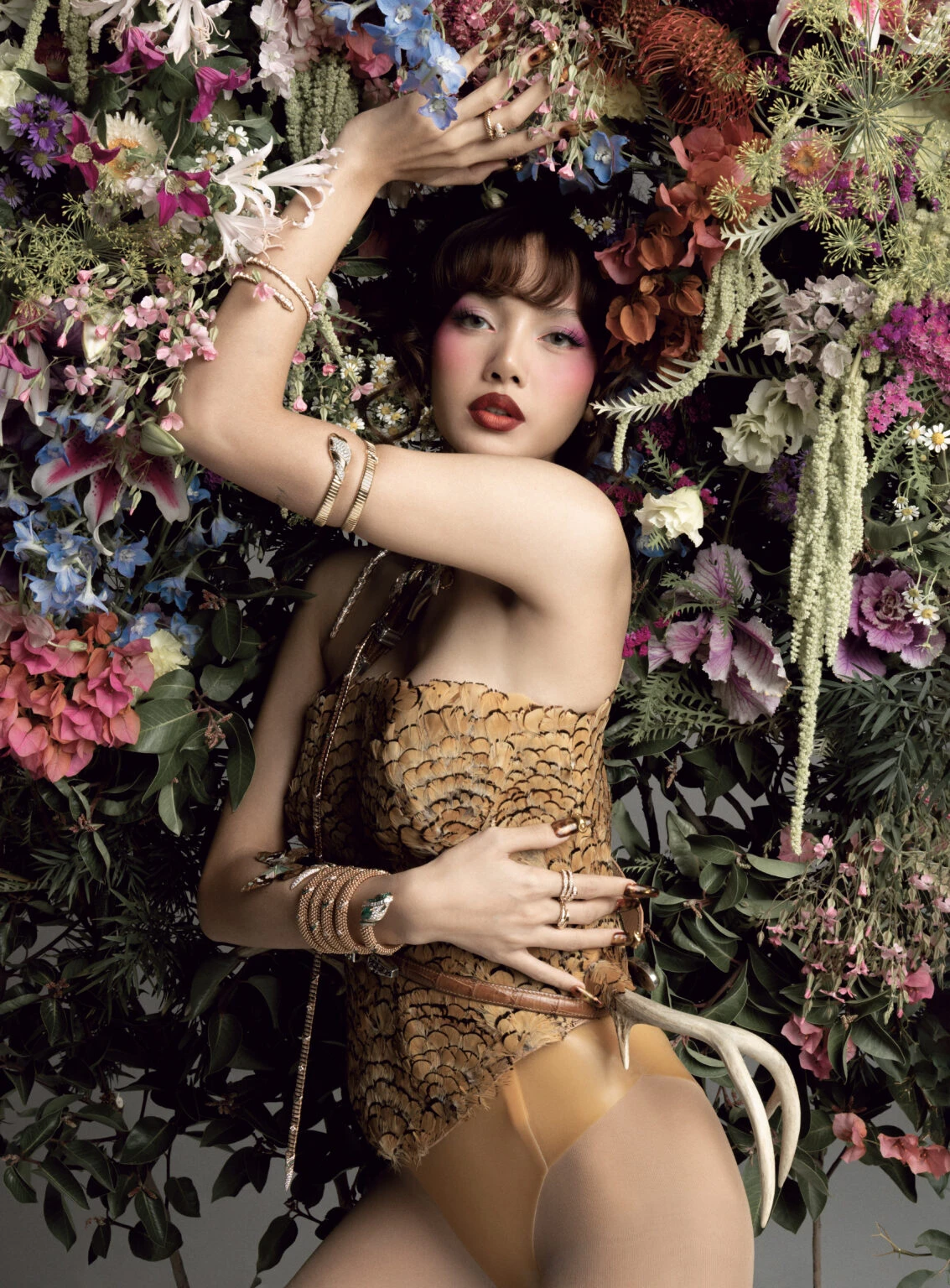 Lisa tỉa tóc lởm chởm, bay màu hàng chân mày, cạnh tranh 1 thứ với Rose? - Hình 3
