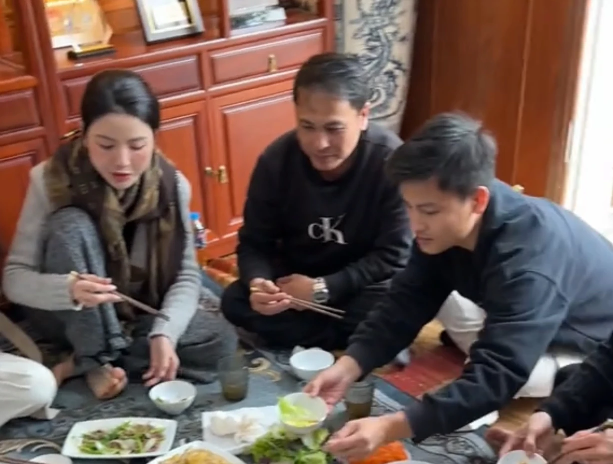 Vợ Quang Hải sát rạt với bố chồng, về phía nội vẫn bung nóc, không thèm giữ kẽ - Hình 1