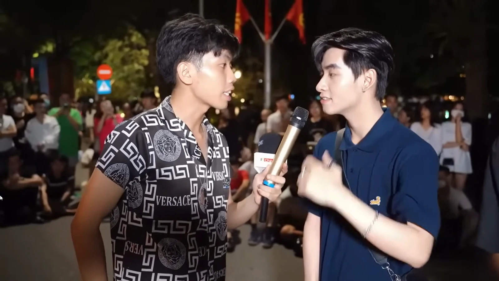 Hùng Huỳnh bất ngờ chơi ghép đôi ở phố đi bộ, liền bị gái lạ từ chối - Hình 2
