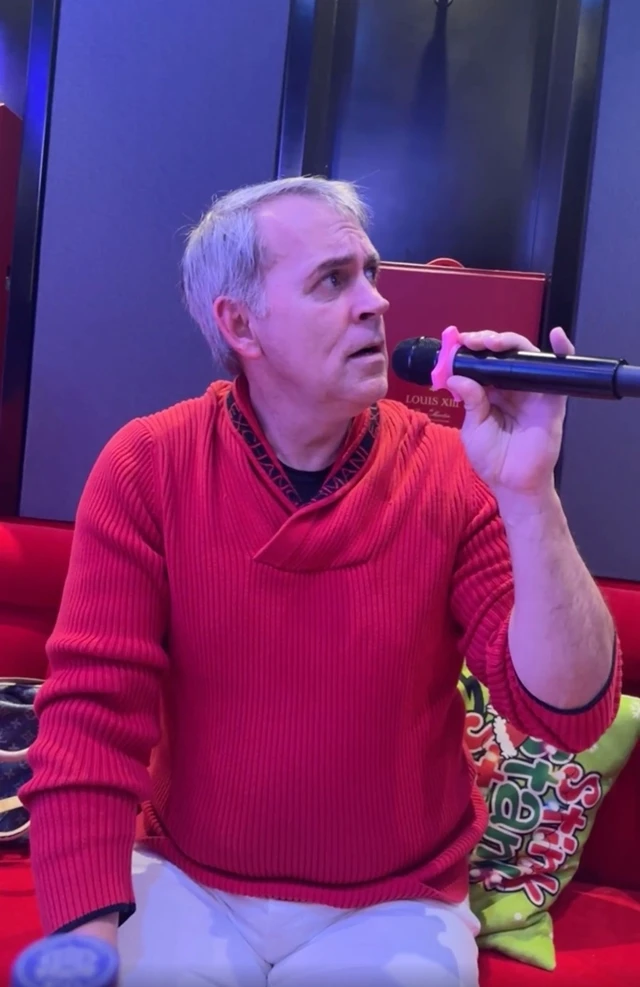 Tỷ phú Mỹ thư giãn giữa vụ kiện, on the mic gây chú ý vì nhắc khéo Mr Đàm? - Hình 1