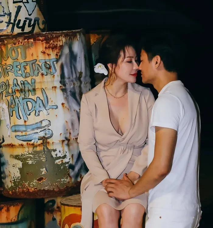 Vợ Quý Bình mới đầu năm đã nói lời ẩn ý tạm biết, ăn mặc ngày càng hở bạo - Hình 2