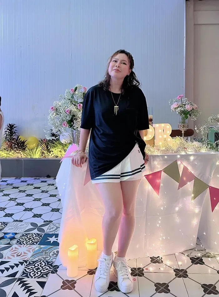 Vợ Quý Bình mới đầu năm đã nói lời ẩn ý tạm biết, ăn mặc ngày càng hở bạo - Hình 3