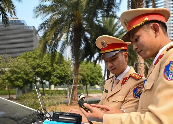 Vượt đèn đỏ: Bay cả tháng lương, tặng kèm ảnh vi phạm, dân tình choáng váng - Hình 1