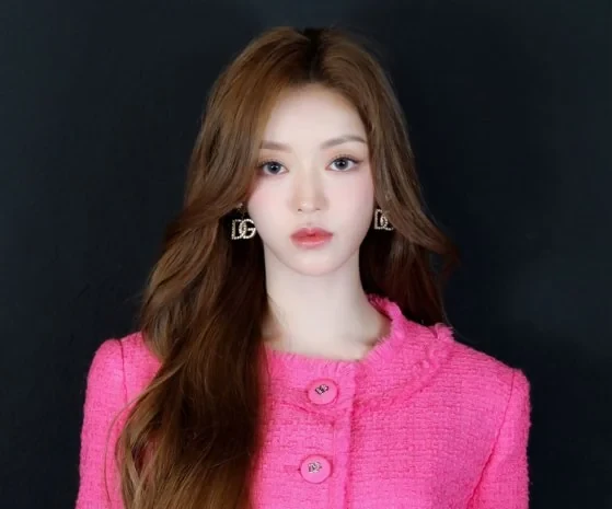 YooA (Oh My Girl): Mỹ nhân hút fan bậc nhất, nhan sắc bị nghi dao kéo quá đà - Hình 2