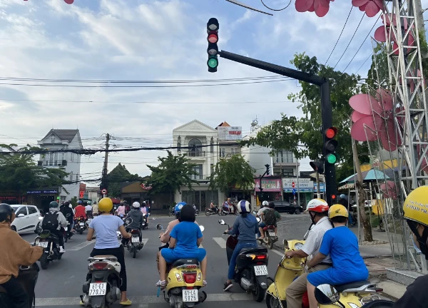 Sốc: Người đàn ông bí ẩn lộng hành giữa giao lộ TP.HCM và cái kết chấn động? - Hình 3