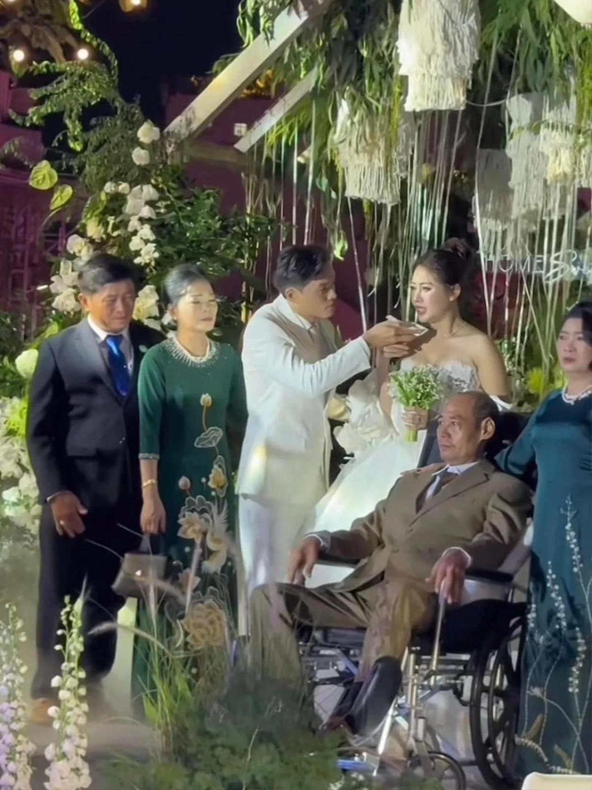 Nhói lòng cảnh bố Việt Phương Thoa đón cái tết cuối cùng sum vầy bên gia đình - Hình 2