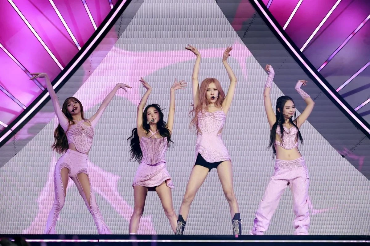 YG hết tiền đầu tư, để BLACKPINK tái xuất sân khấu nhỏ như lỗ mũi, fan sốc? - Hình 3
