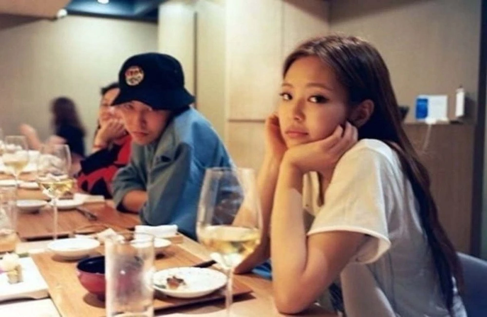 Jennie lộ ảnh đi đêm với đồng hương Lisa, 300k người sốc vì mối tình chị em? - Hình 7