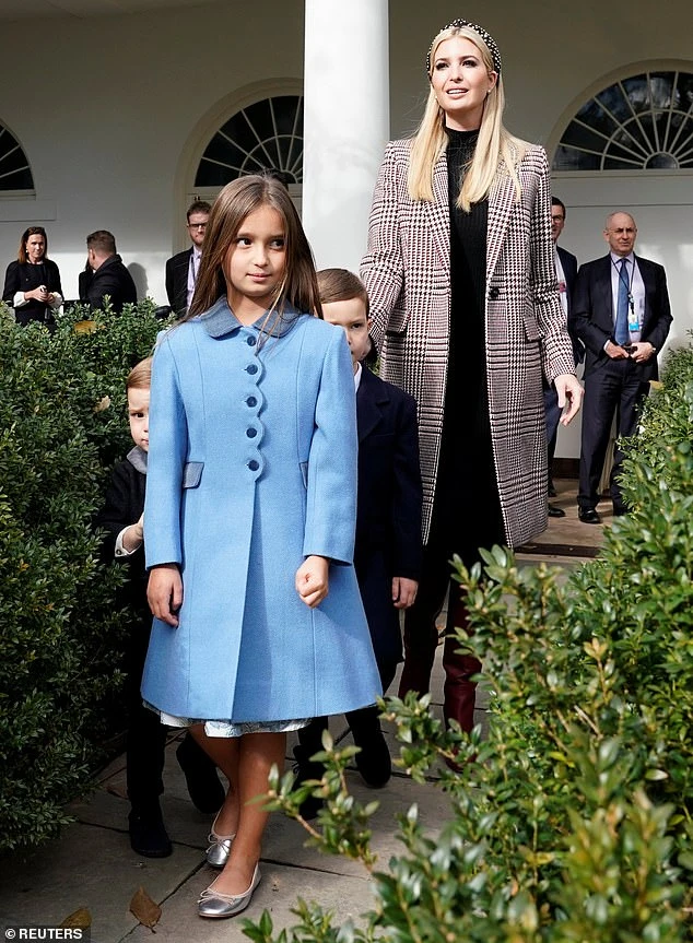 Cháu ngoại gây sốt ở lễ nhậm chức của ông Donald Trump: Có ông nội là tỷ phú - Hình 4