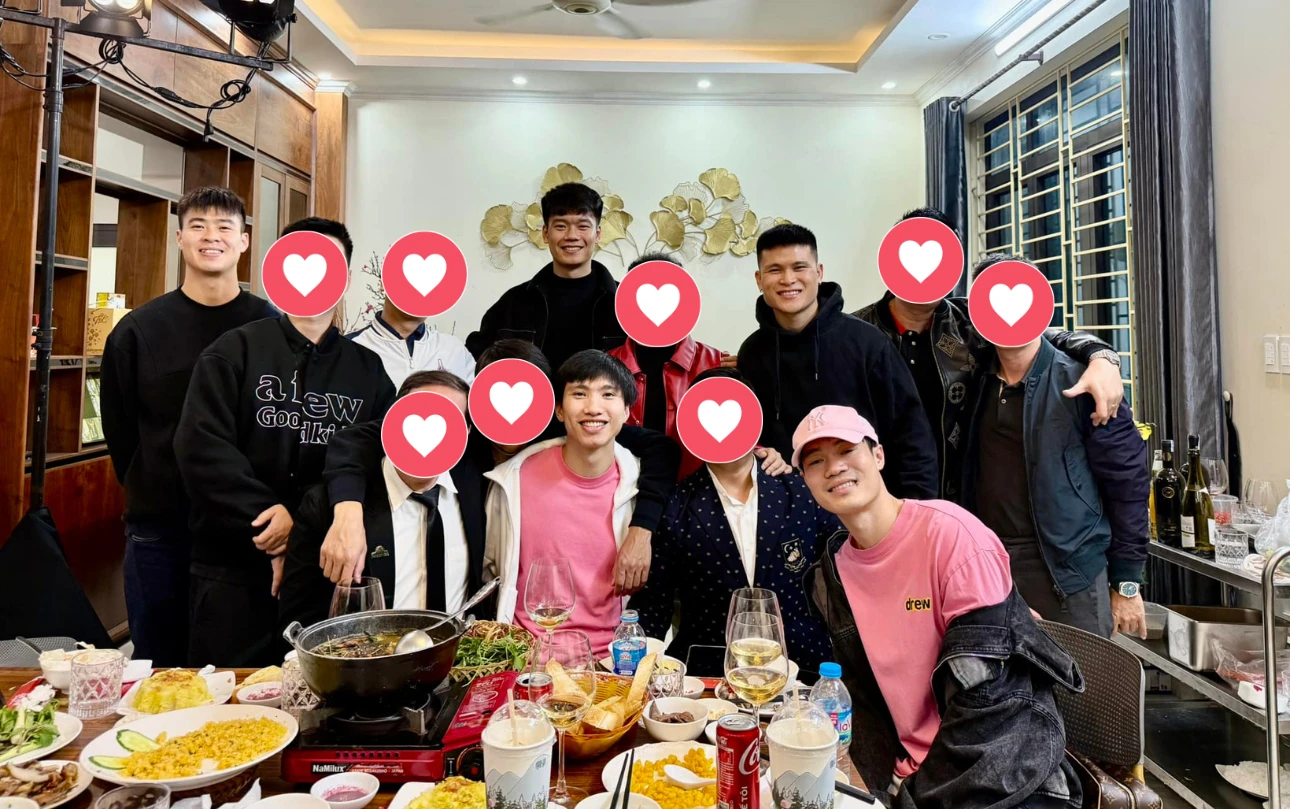 Xuân Son - Văn Hậu có màn ăn Tết đối lập, chân nẹp kín giữa buổi tiệc tất niên? - Hình 2