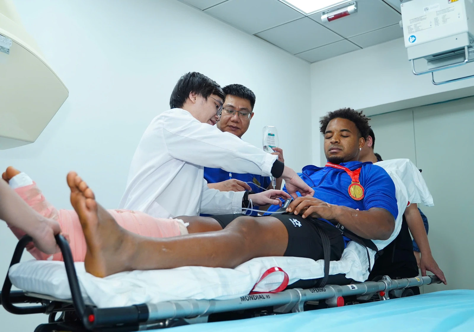 Xuân Son - Văn Hậu có màn ăn Tết đối lập, chân nẹp kín giữa buổi tiệc tất niên? - Hình 4