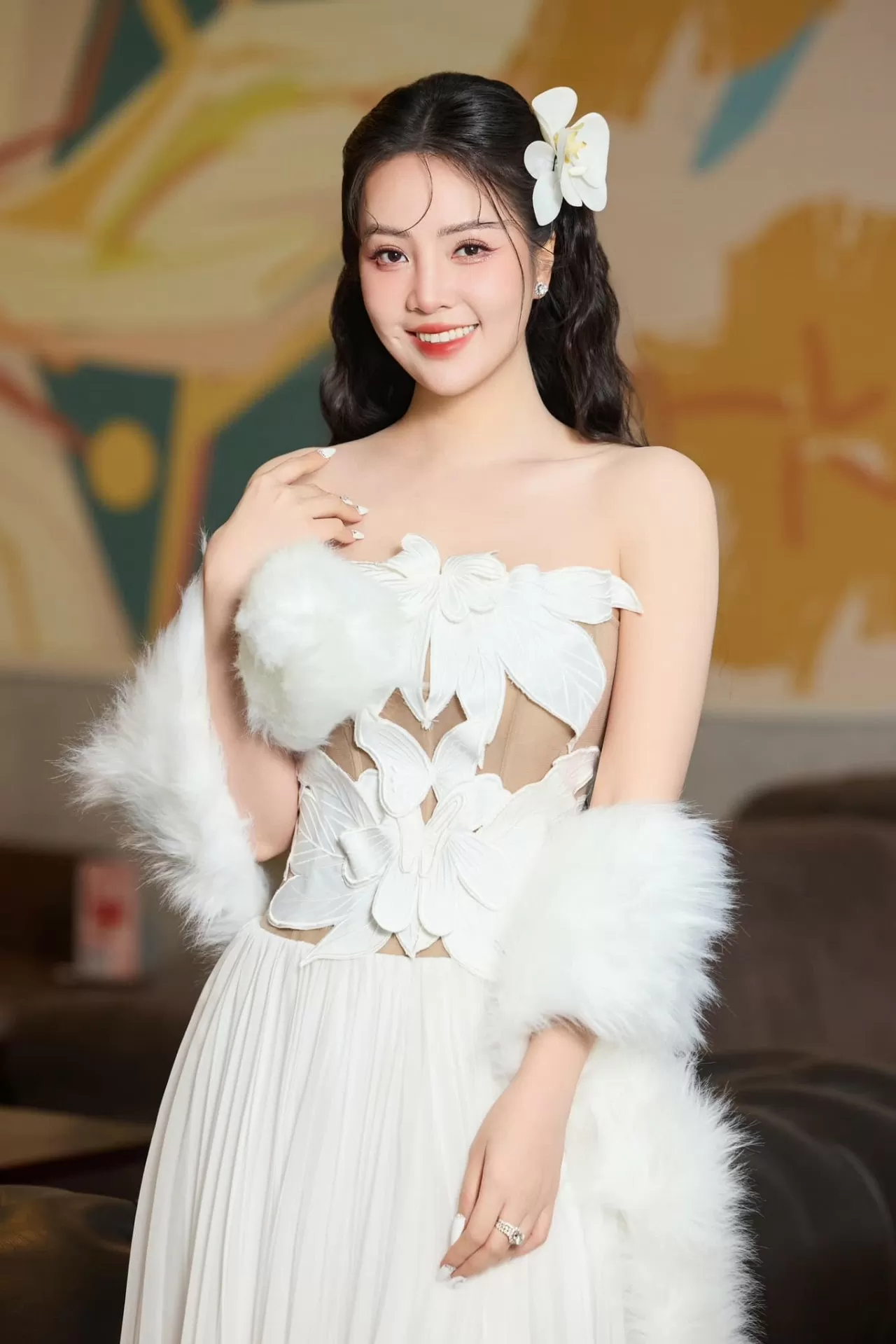 Sắc vóc trẻ trung, quyến rũ của Á hậu Thụy Vân