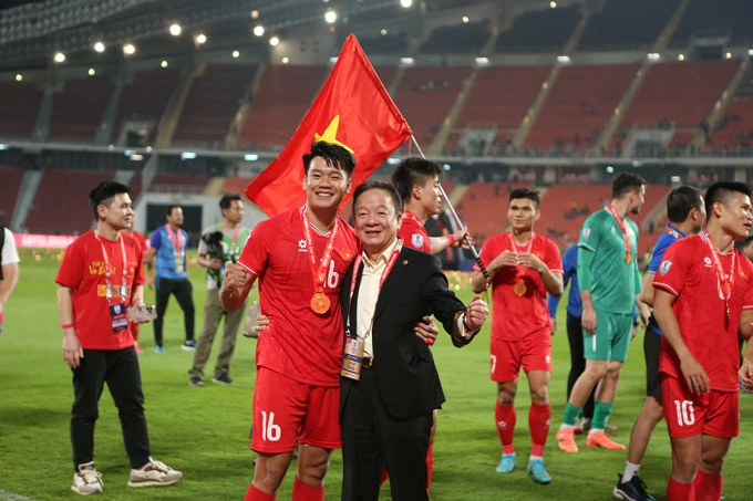 Thành Chung: trung vệ tuyển Việt, sát cánh cùng Xuân Son lập kỷ lục là ai? - Hình 3